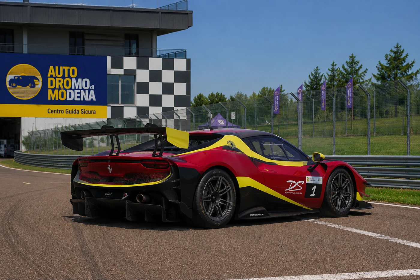 Ferrari 296 Challenge — vista posteriore