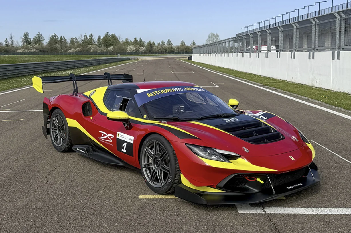 Ferrari 296 Challenge — vista anteriore