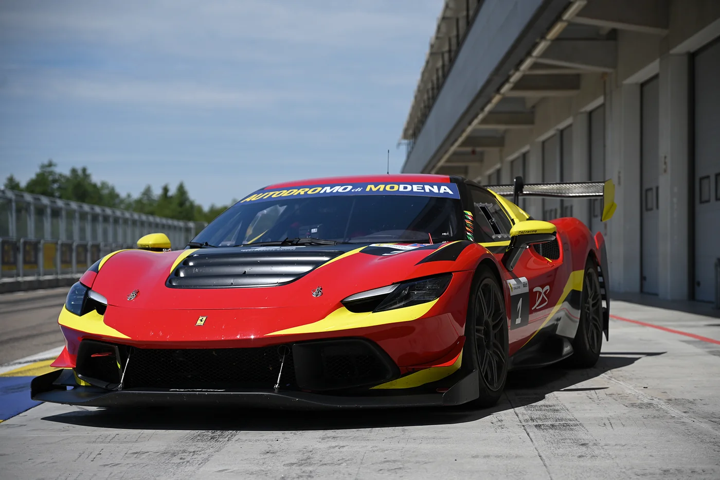 Ferrari 296 Challenge — vista anteriore