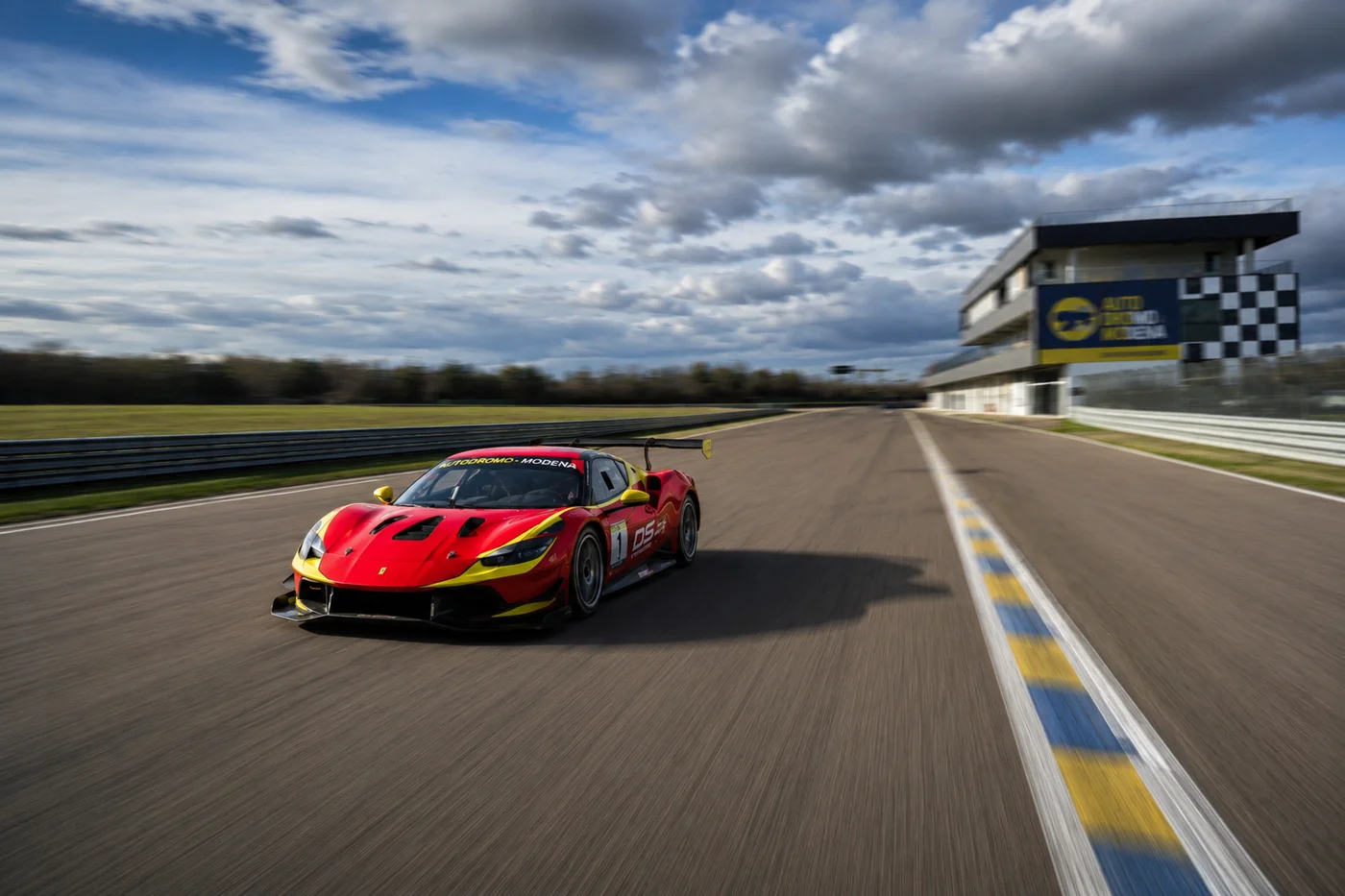 Ferrari 296 Challenge — sulle strade di Maranello