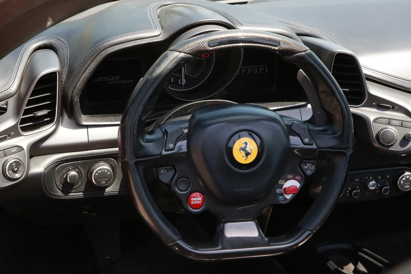 Ferrari 458 Spider — cockpit