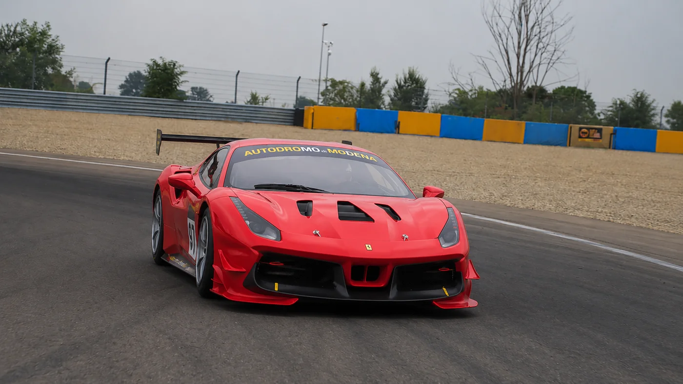 Ferrari 488 Challenge — sulle strade di Maranello