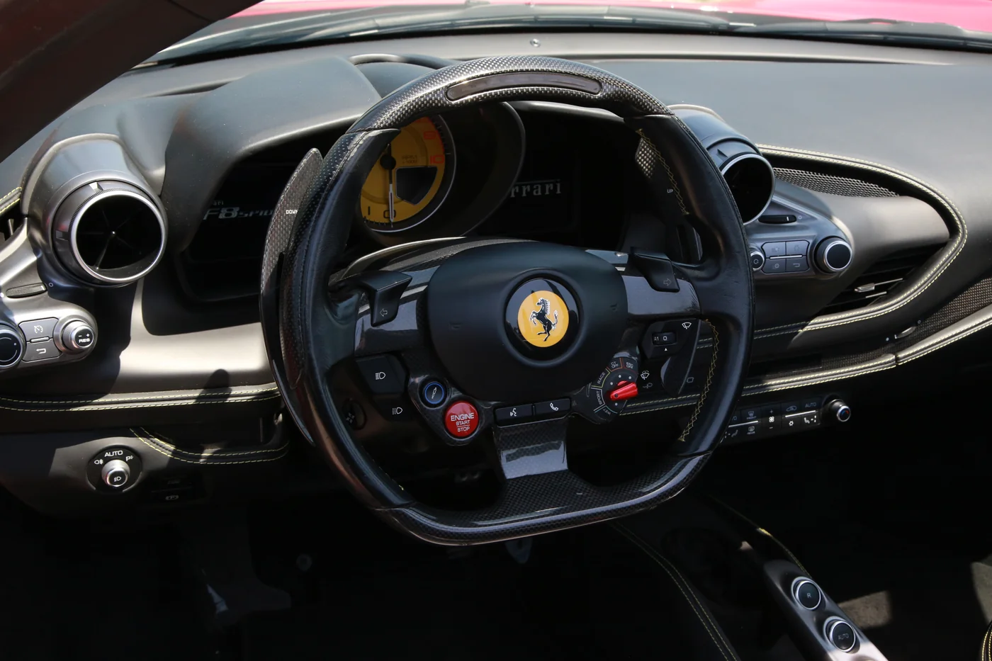 Ferrari F8 Tributo Spider — cockpit